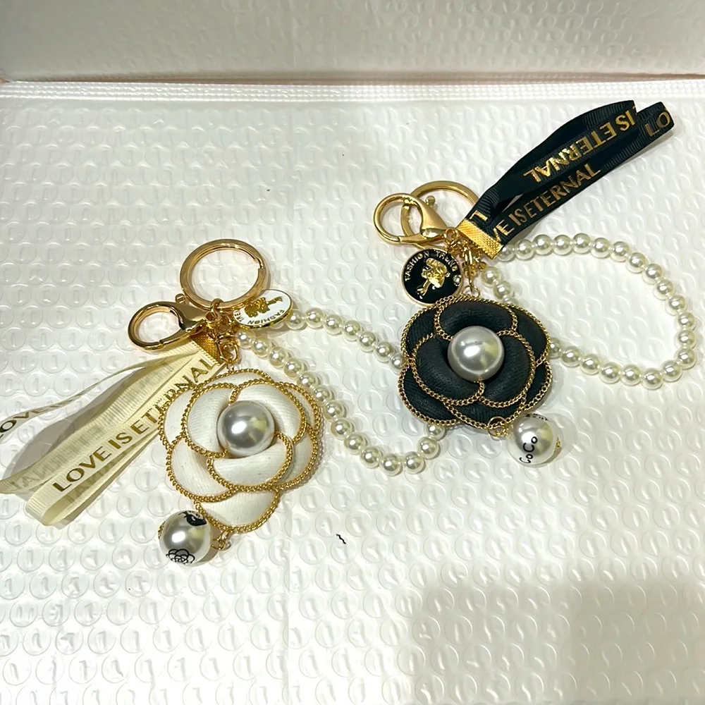 NWT Flower Pearl Elegant Keychain or Handbag Charm no matter how you wear it 🔥 - Picture 4 of 14